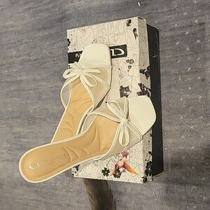CL by Laundry white sandals US 7